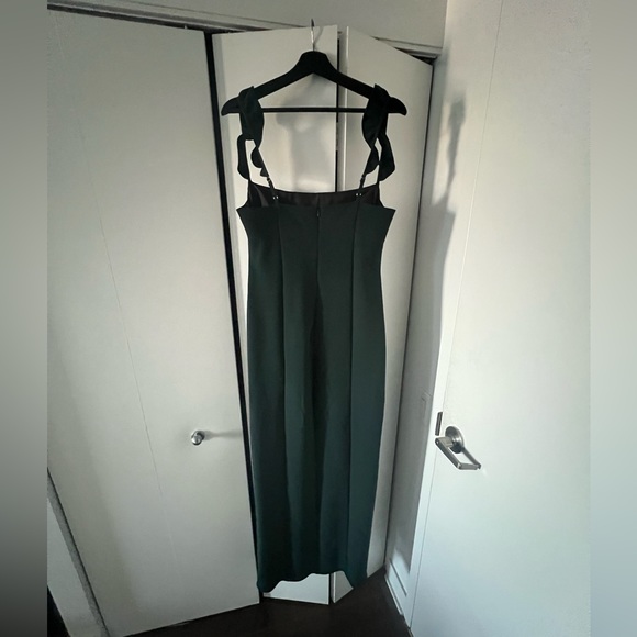 Long emerald green fitted dress with ruffled detailed straps - Picture 4 of 9